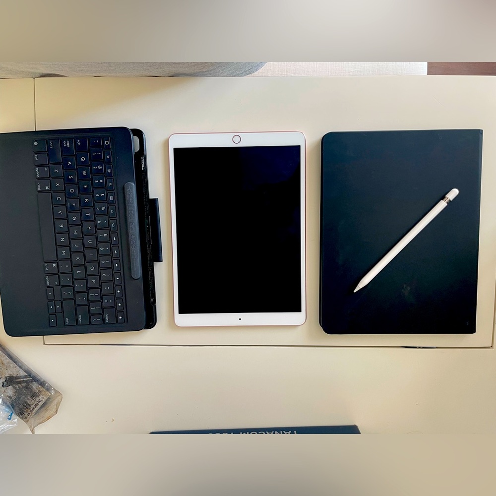 iPad Pro 10.5 inch ROSE GOLD with accessories